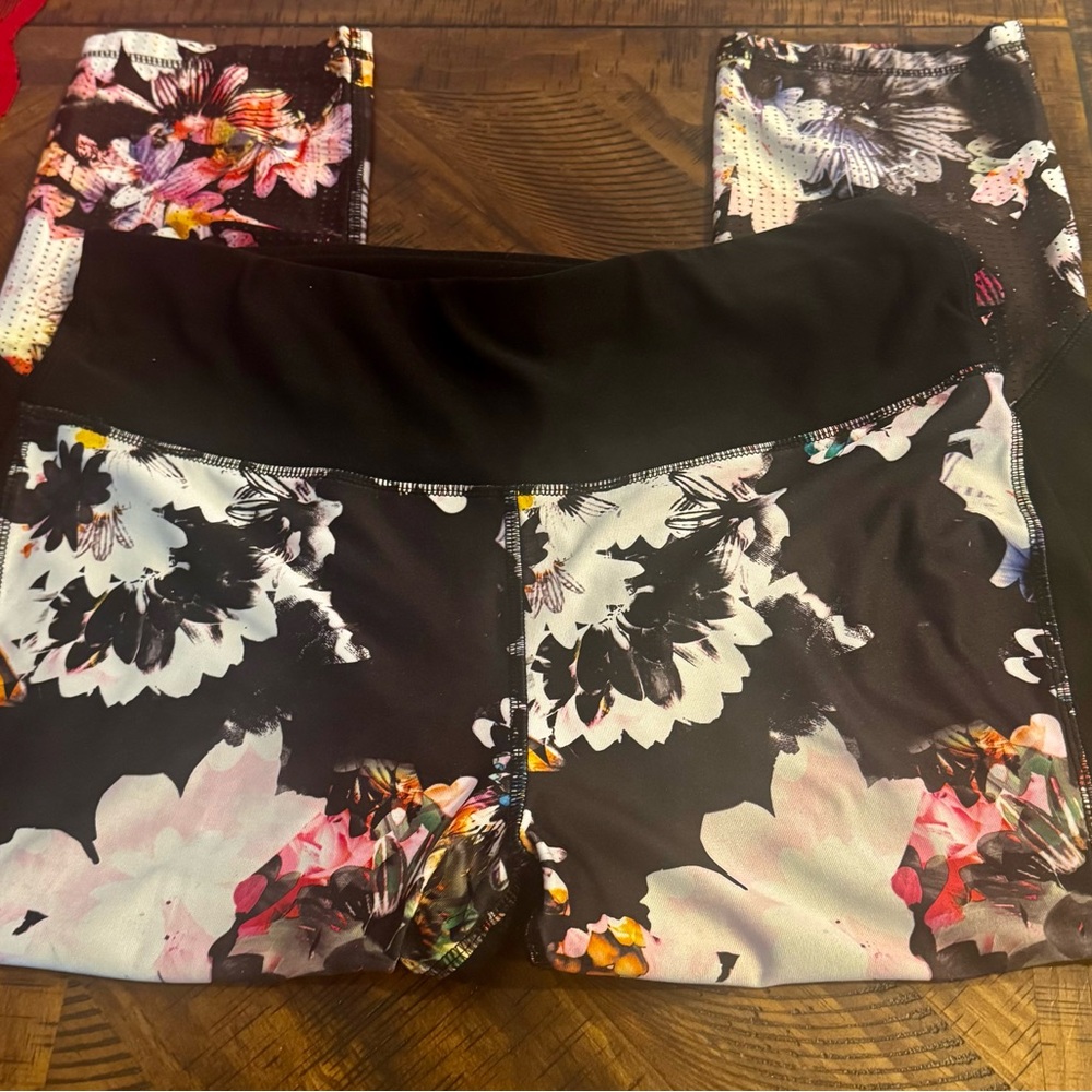 Active Leggings.  Black, White, Floral Textured Fabric